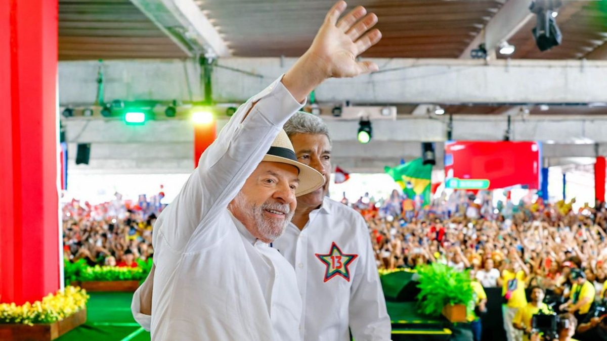 Lula antecipa prazo legal e pede voto na Bahia: ‘Pelo amor de Deus, dê um votinho para mim’