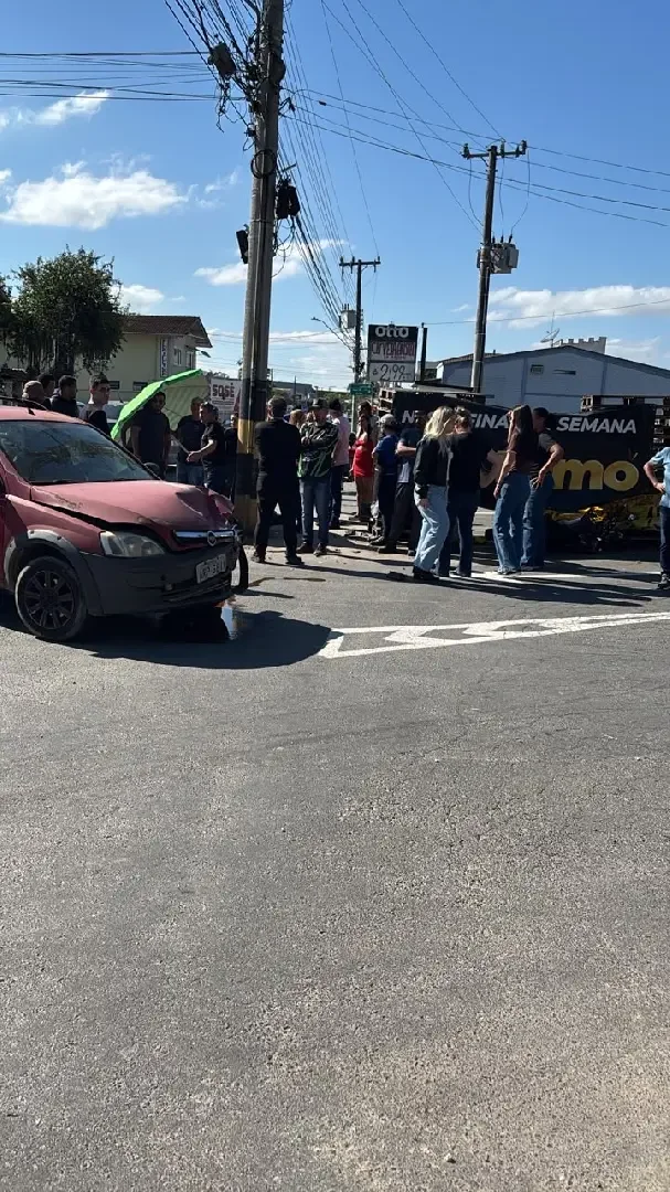 (VÍDEO) Motociclista morre após grave acidente entre carro e moto em Brusque