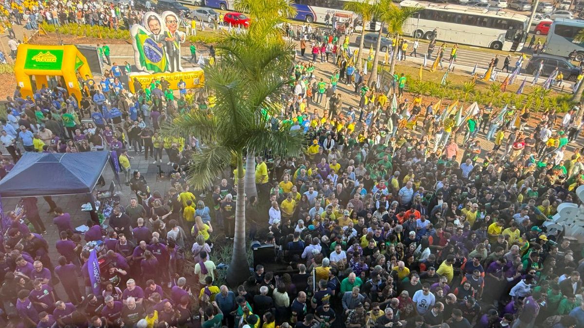 Com Carlos e Flávio Bolsonaro, apoiadores lotam convenção do PL em SC e ‘pintam’ arena de verde e amarelo