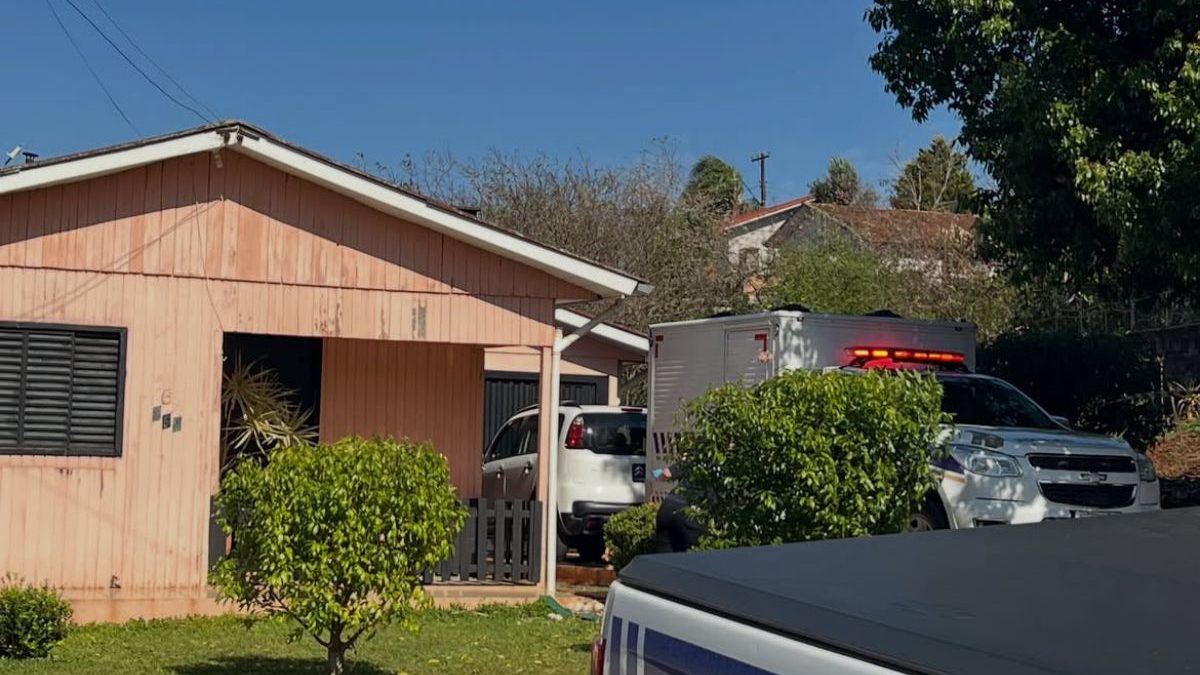 Filho ouve gritos de socorro, enfrenta ex-companheiro armado e salva a mãe de assassinato em SC