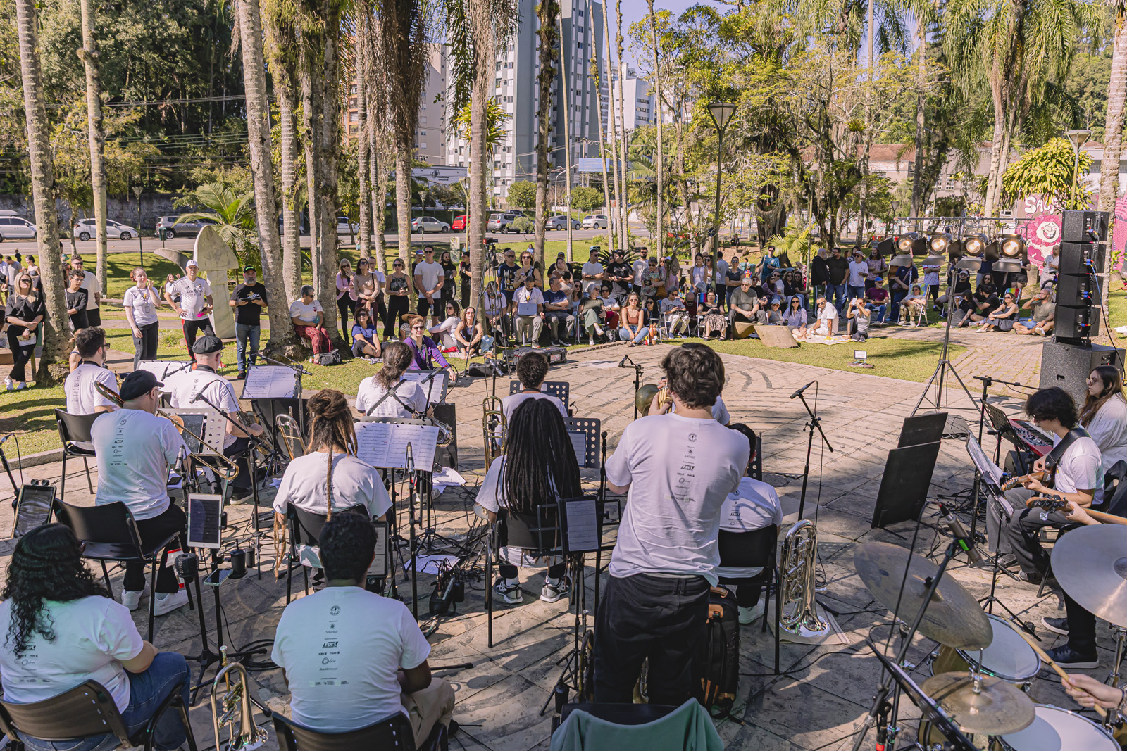Experimental Big Band, formada por músicos jovens, leva repertório de jazz brasileiro a show em Itajaí