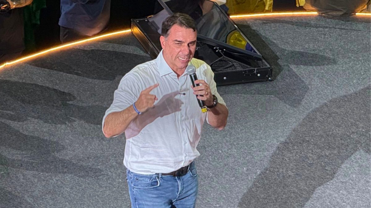 ‘Nem no fascismo da Itália’: Flávio Bolsonaro critica moraes por proibição de visitas ao pai em convenção do PL