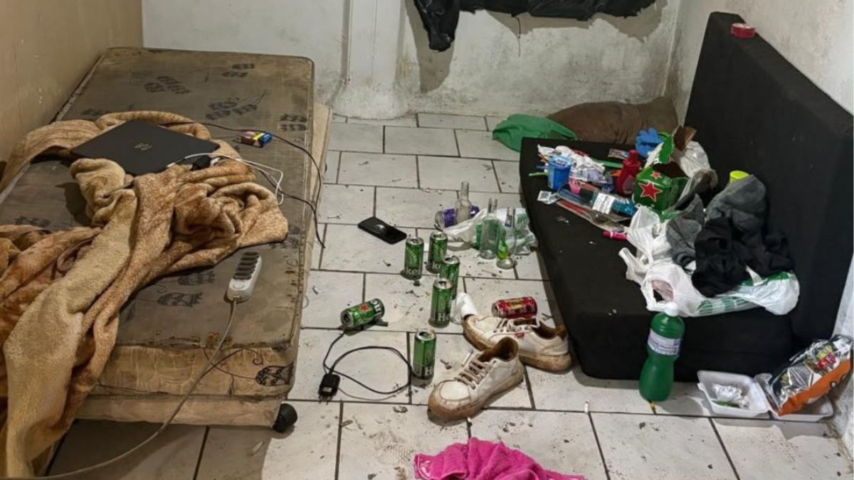 Jovem mantida em cárcere e ameaçada com vídeos íntimos por namorado que conheceu em jogo online é resgatada em SC