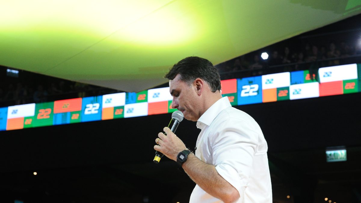 O dilema de Flávio Bolsonaro com a definição de vice assombra aliados