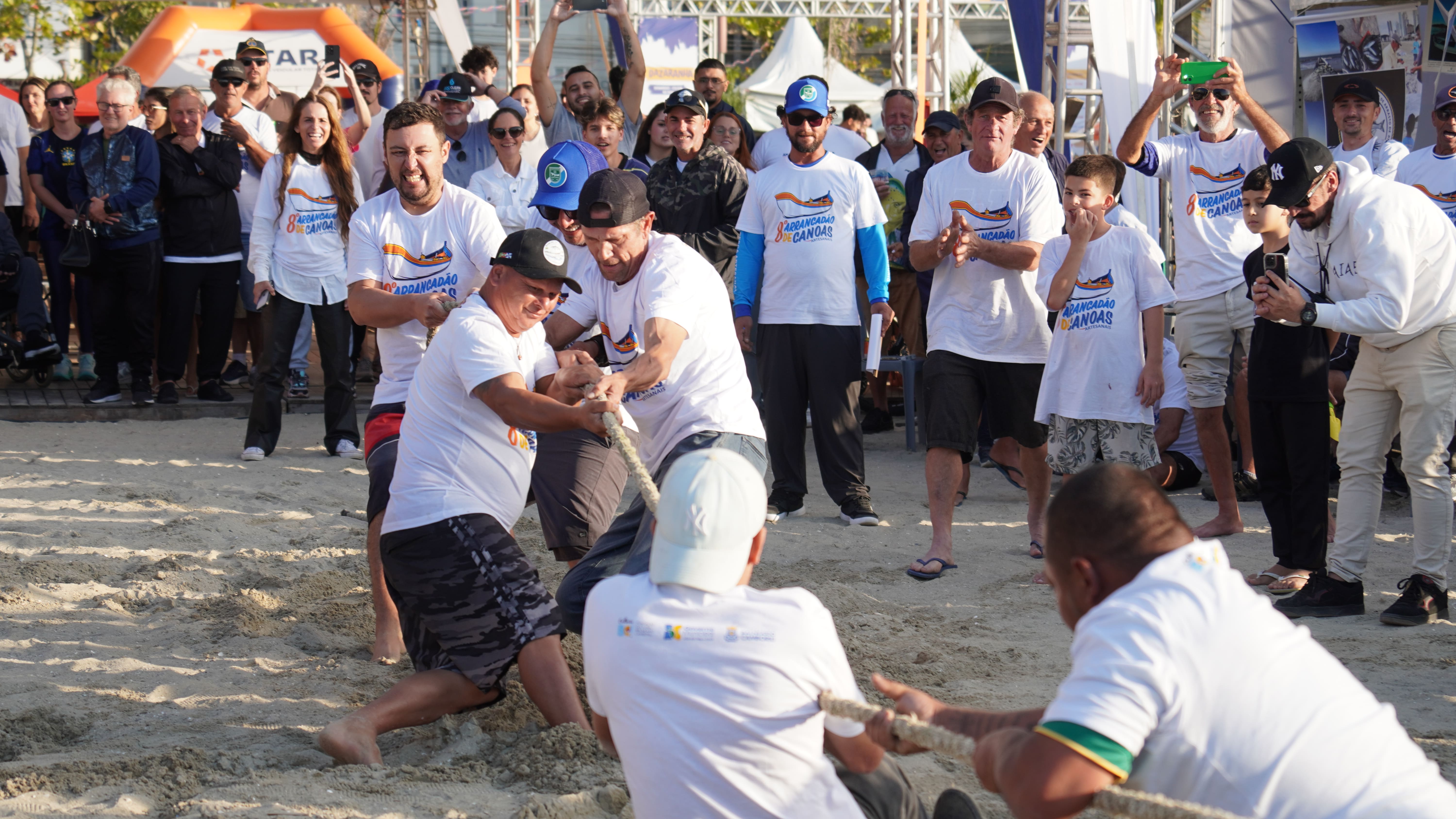 Primeiro dia do 8º Arrancadão de Canoas Artesanais reúne grande público na Praia Central