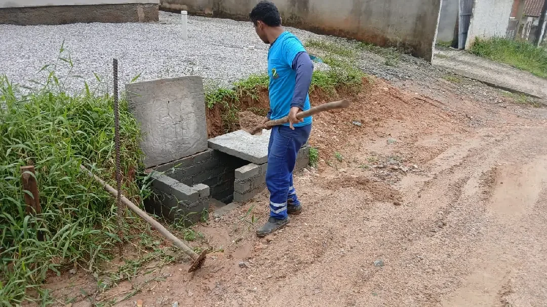 Obras realiza limpeza de bocas de lobo e reforça prevenção contra chuvas