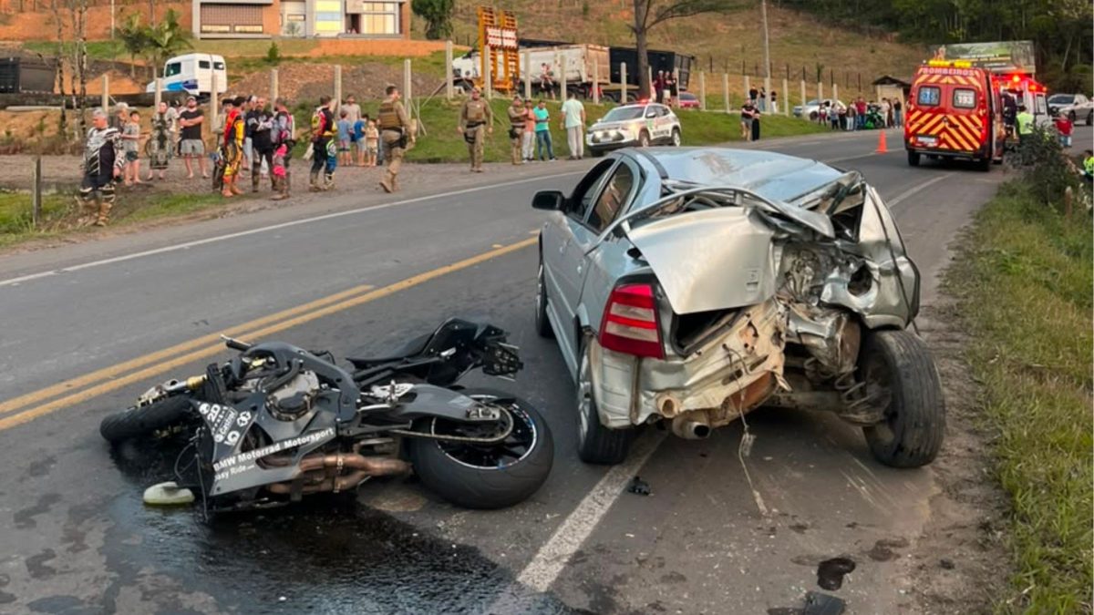 Motociclista sofre traumatismo craniano após bater na traseira de carro em rodovia de SC