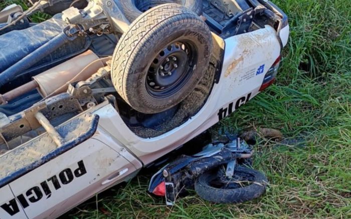 Viatura da PM capota sobre moto durante perseguição
