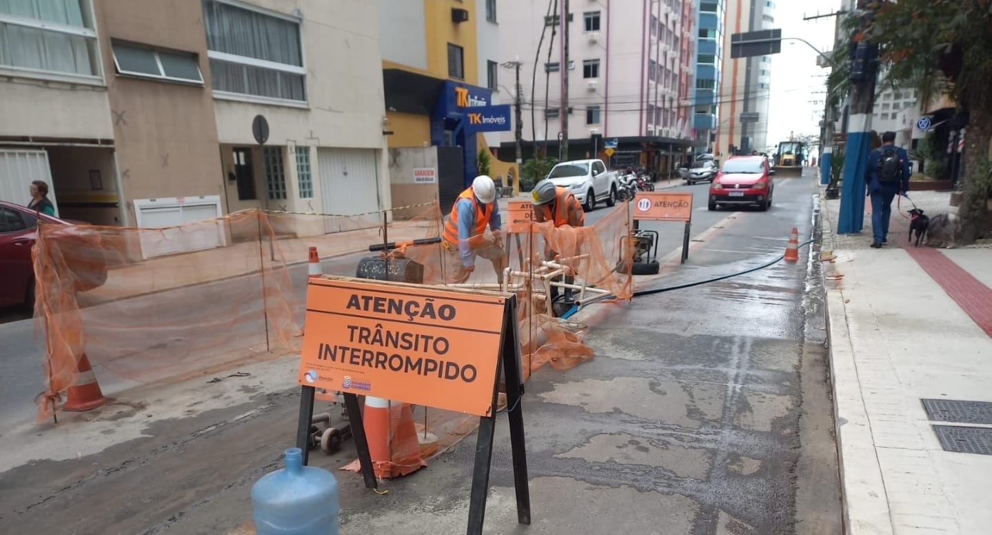 Obra na rede de esgoto altera trânsito na Rua 3700 a partir desta segunda-feira