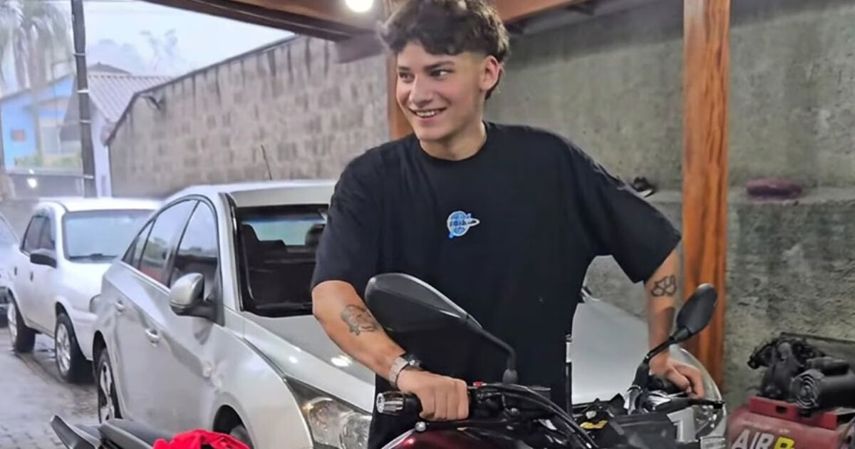 Mãe e amigos se despedem de motociclista morto em acidente em Brusque: "não fazia ideia do quanto era amado"