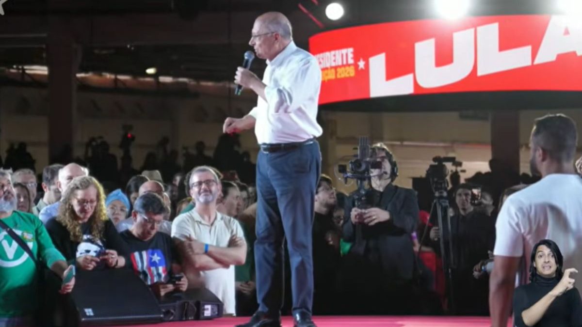 ‘Urna eletrônica é tão competente que não aceita voto de argentino e americano’, ironiza Alckmin em convenção do PT