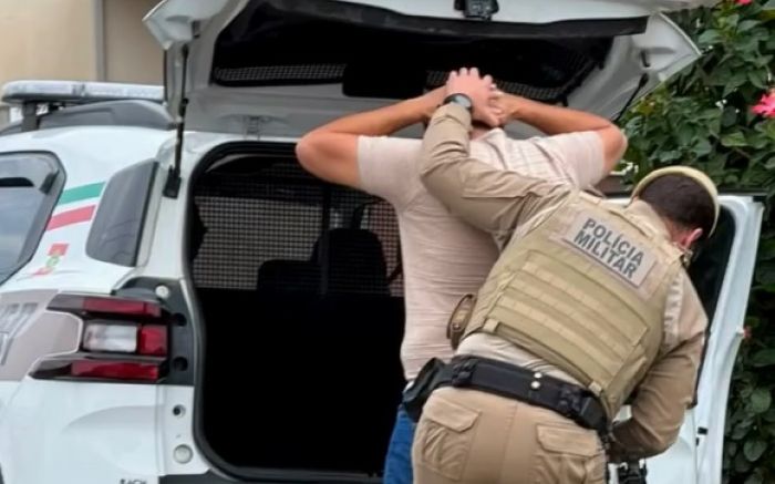 Homem é preso após arrebentar a traseira do carro da ex-mulher