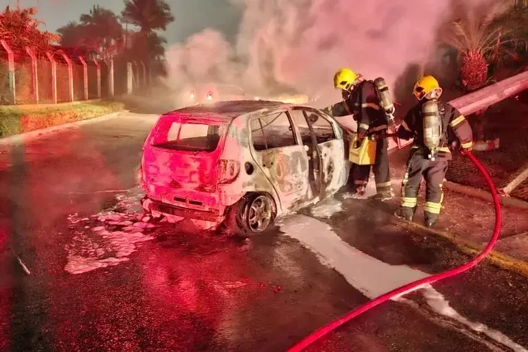 Carro pega fogo após bater em poste e fica completamente destruído no bairro Rio Branco