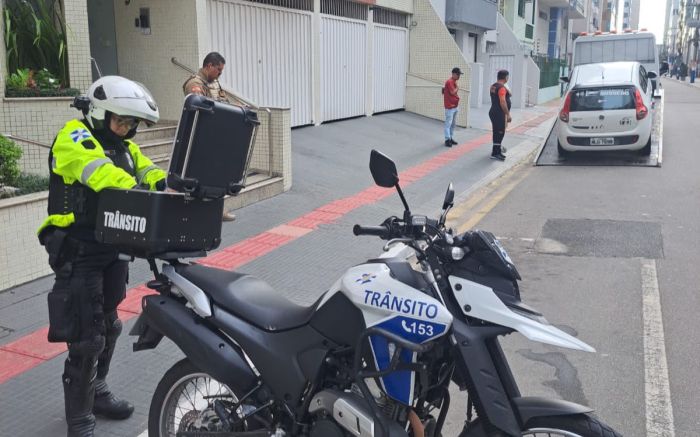 Motorista tenta fugir após bater em carro com passageira grávida