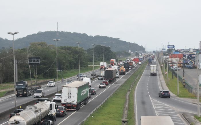 Mulher morre atropelada na BR 101 em Itajaí