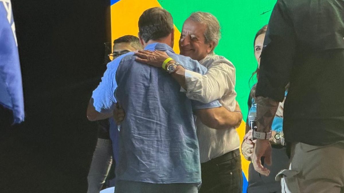 Valdemar repete ‘nós contra eles’, defende Flávio Bolsonaro e discurso termina com vaias a Izalci no DF