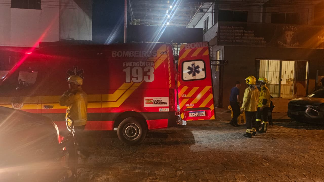 Plataforma de madeira cede durante festa em Camboriú; duas mulheres são socorridas pelos Bombeiros em Camboriú |