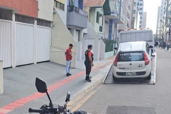 Motorista bate em carro com gestante, foge pela contramão e recusa bafômetro em BC