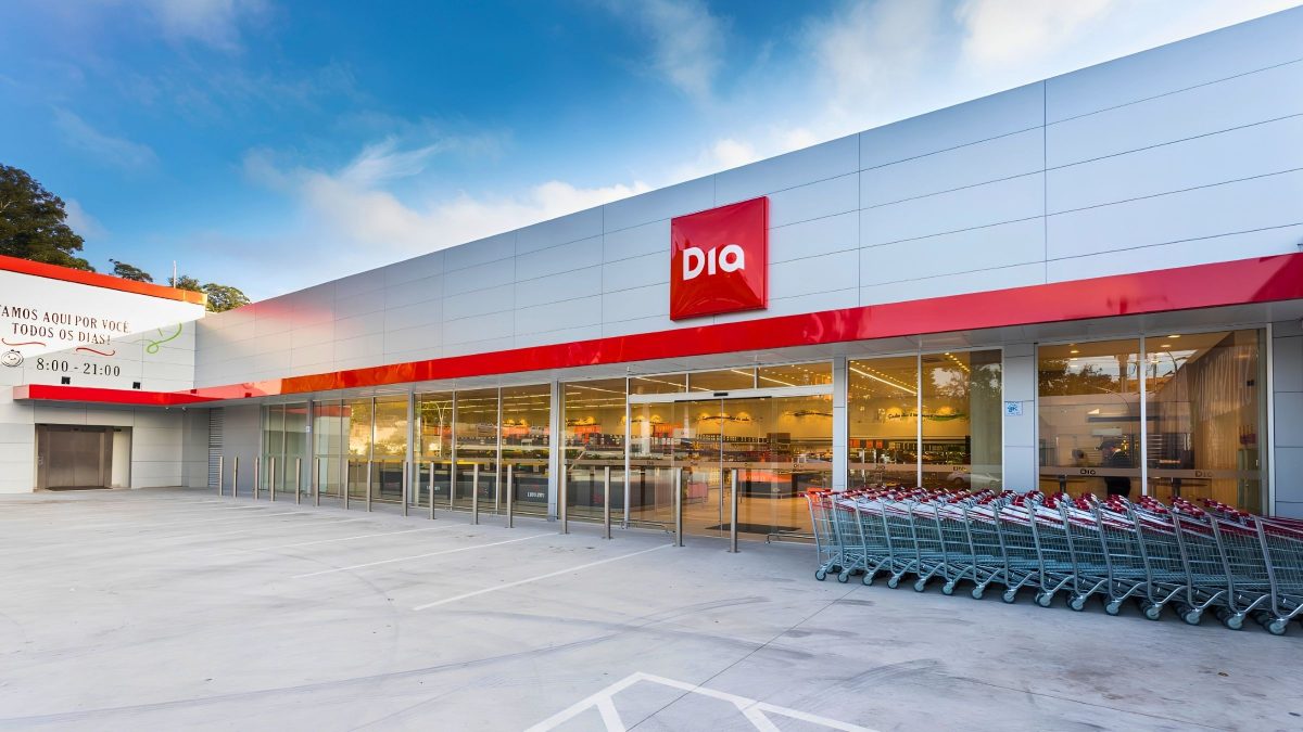 Gigante dos supermercados fecha 343 das 587 lojas no Brasil, desativa 3 centros de distribuição, trata dívida de R$ 1,1 bilhão e encerra recuperação judicial
