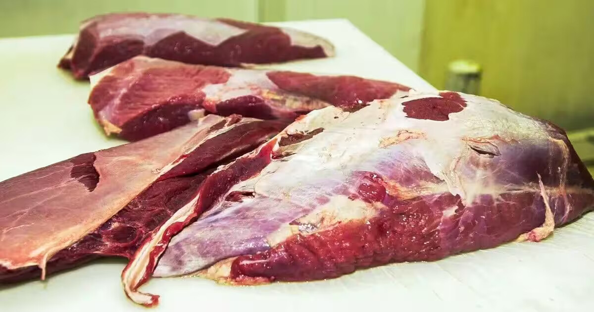 Homem furta mais de R$ 900 em mercado em Brusque e é flagrado com carnes de outro furto