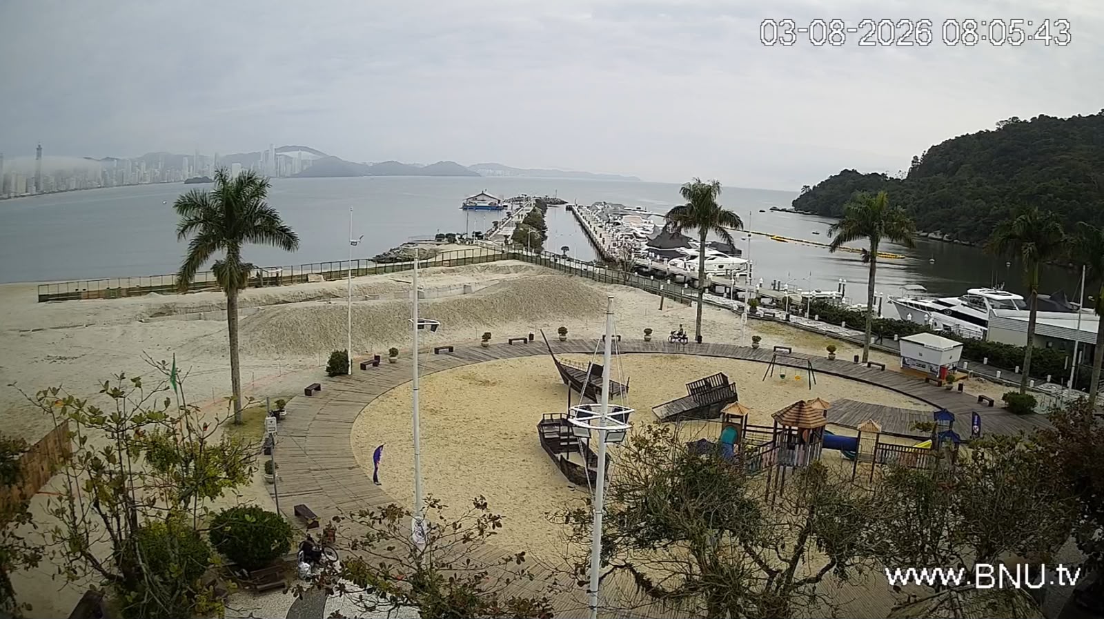 Semana começa com tempo firme e termina com pancadas de chuva em Balneário Camboriú