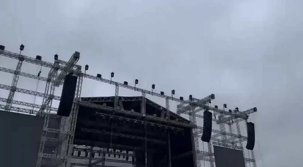 (VÍDEO) Trabalhador é reanimado após choque elétrico na montagem de estrutura para show de Michel Teló