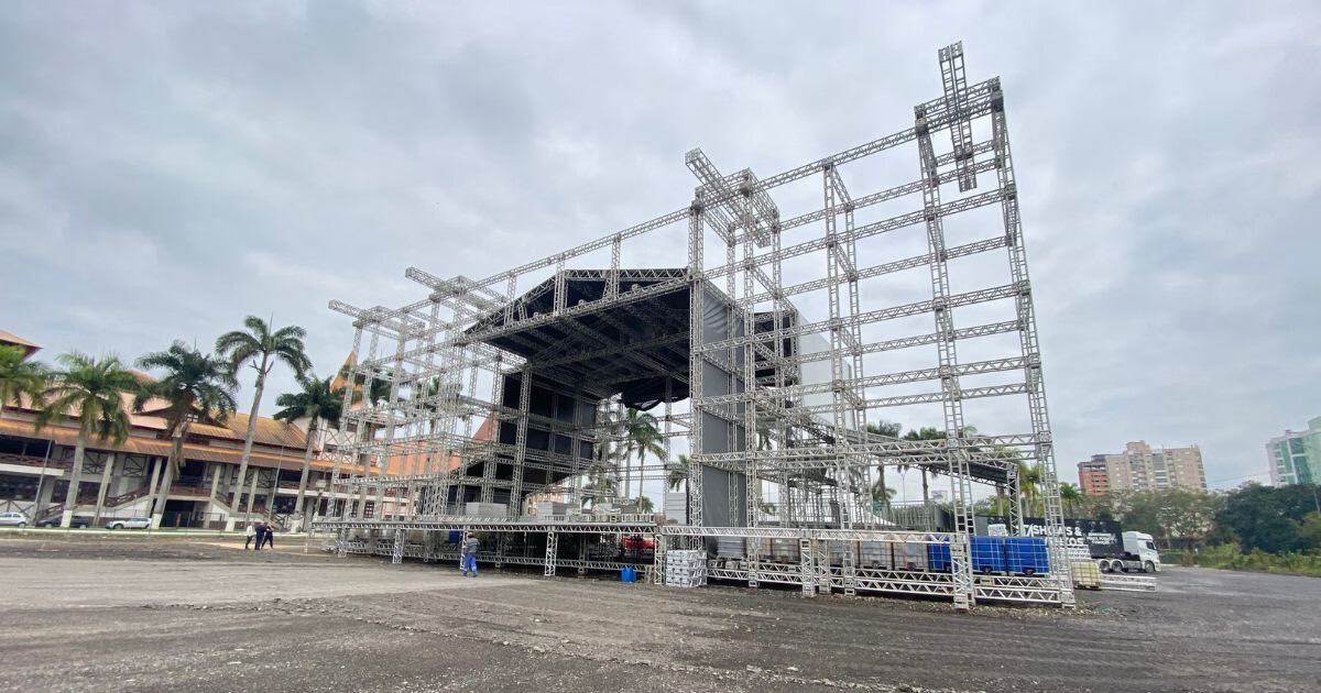 Trabalhador sofre parada cardíaca após choque elétrico durante montagem de palco de Michel Teló, em Brusque