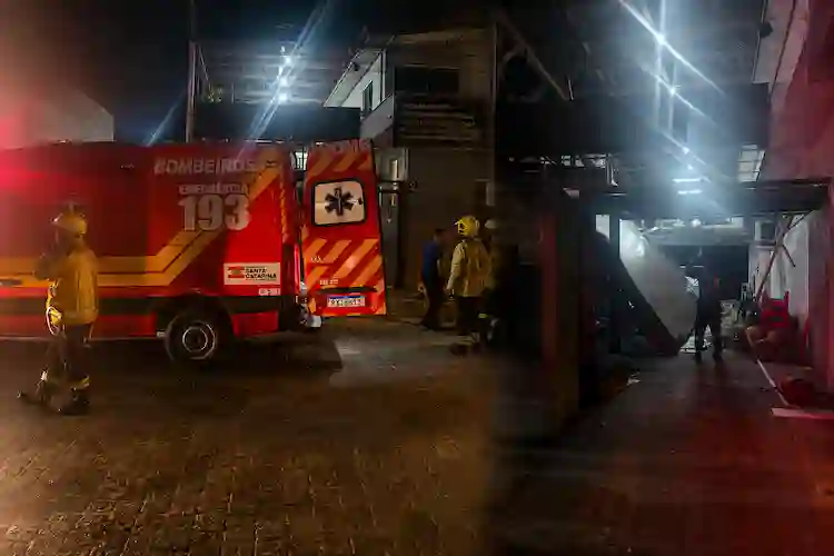 Estrutura desaba durante festa em Camboriú, deixa feridas e mobiliza Bombeiros