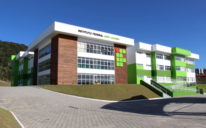 IFSC abre concurso com 65 vagas e salários de até R$ 13,2 mil