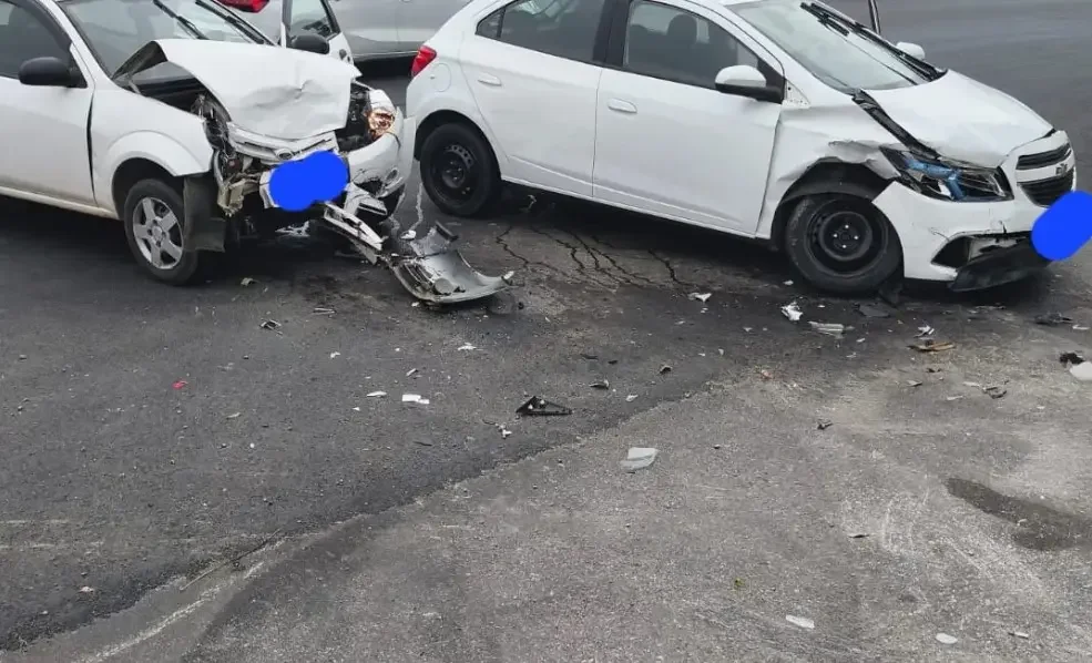 Colisão entre dois carros é registrada na Avenida Beira-Rio
