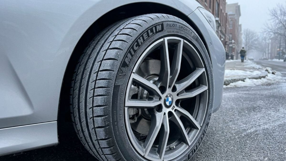 Motorista calibrou os pneus como sempre, mas o frio alterou a pressão e aumentou o consumo de combustível; como evitar o problema