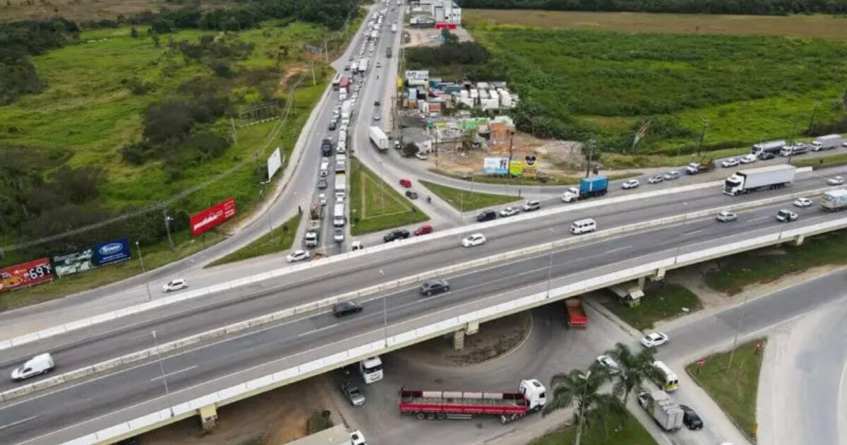 Mulher morre após ser atropelada na BR-101, em Itajaí