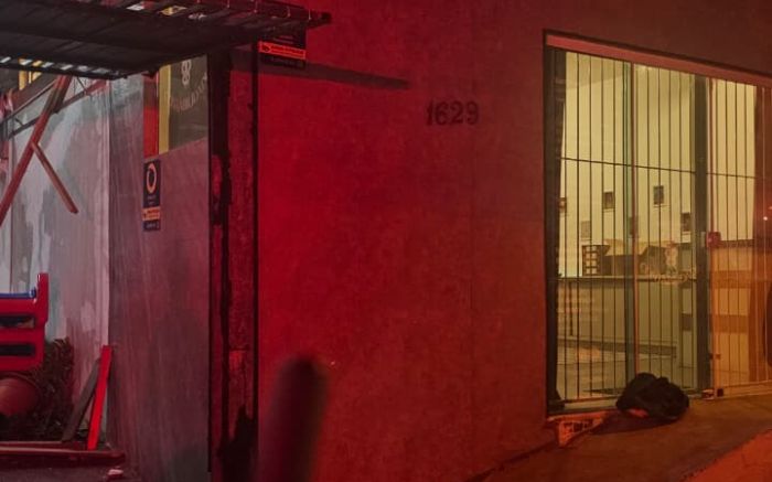 Grupo sobe em laje para tirar foto e estrutura desaba