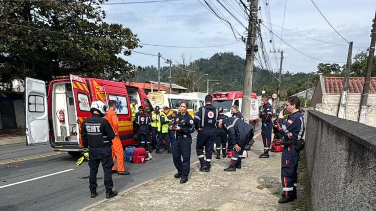 Motociclista de 46 anos morre ao bater contra poste em Blumenau