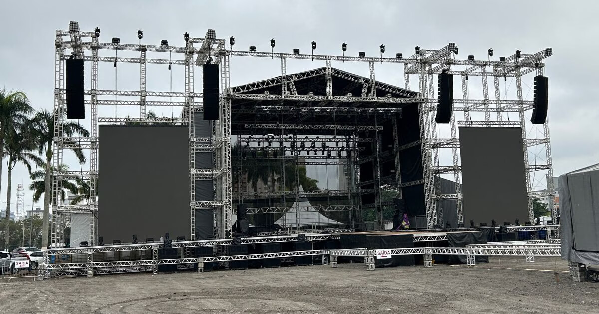 Perícia investiga causa de choque elétrico em trabalhador durante montagem de palco de Michel Teló em Brusque
