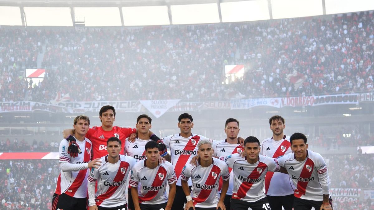 Na disputa por Almada com o Flamengo, River Plate vive crise e vê pressão da torcida aumentar após quarta derrota consecutiva