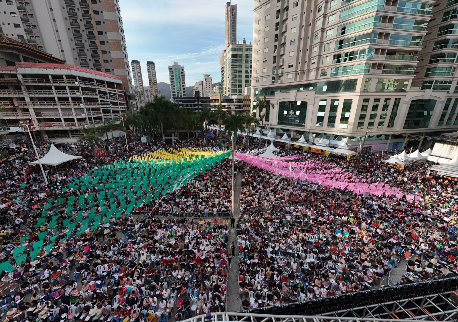 15 mil cartelas vendidas e Praça da Paz lotada marcam Tarde de Prêmios do 8º Arraiá Solidário