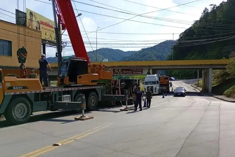 GTB atua em operação de destombamento de carreta na rua Hercílio Luz