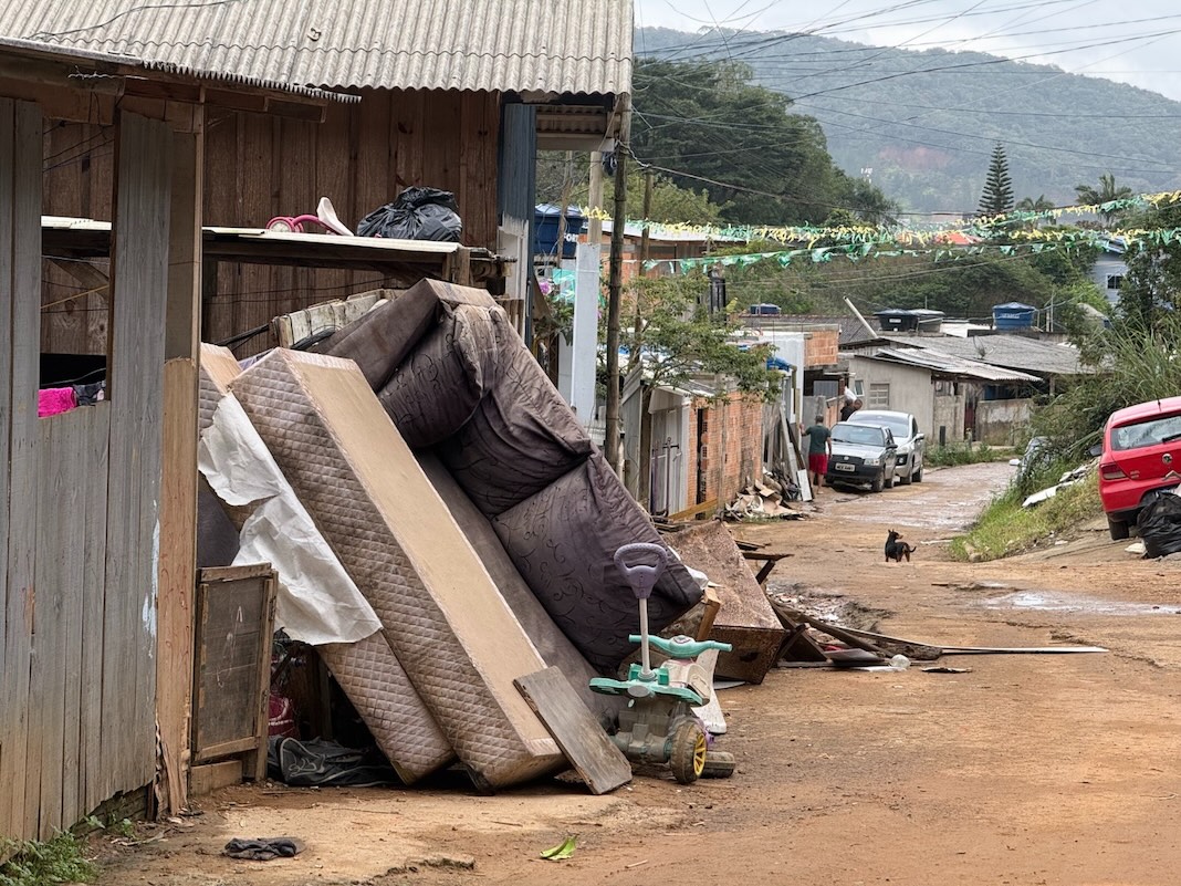 Mutirão de limpeza continua nesta segunda-feira na Vila Fortaleza, em Balneário Camboriú