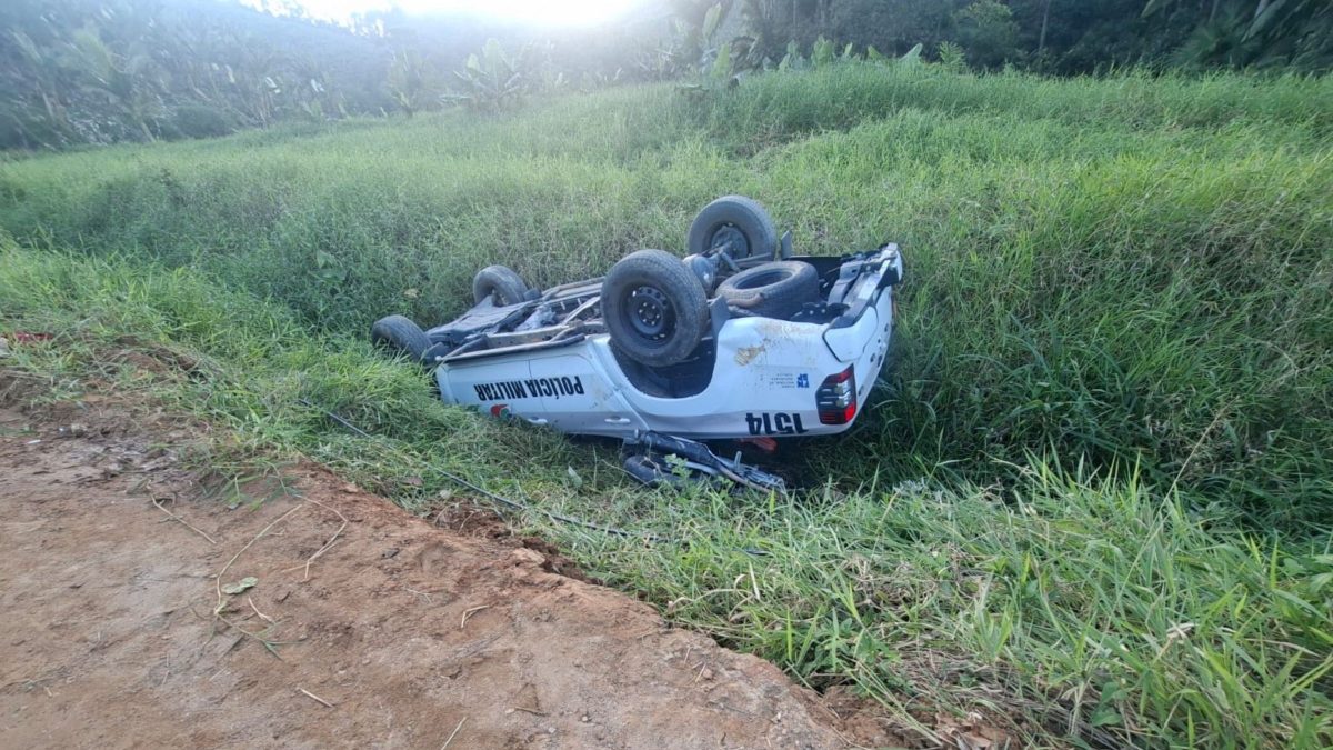 Policiais viram heróis ao salvar motociclista que fugia e ficou preso sob viatura capotada durante perseguição em SC