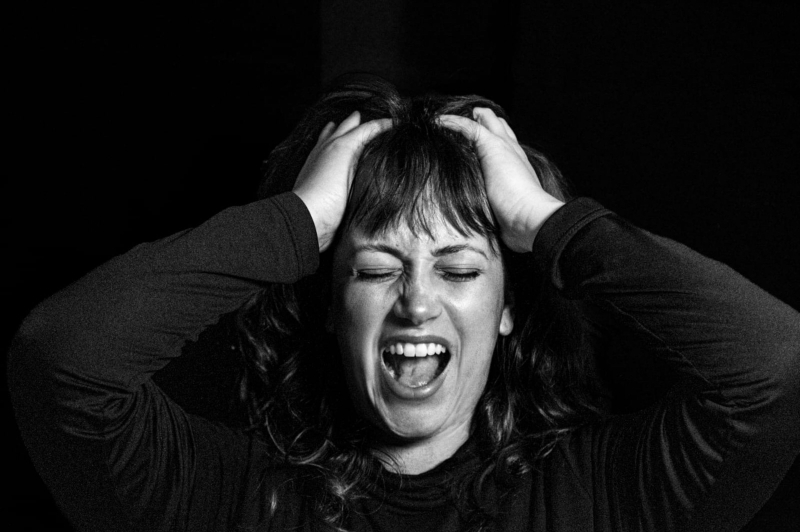 Cantora itajaiense Ana Paula Beling lança primeiro single do álbum autoral "Fêmea-Motriz"