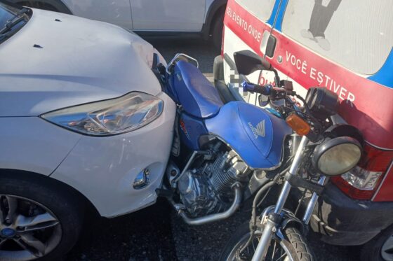 Carro bate na traseira de moto e a lança contra outro veículo em BC