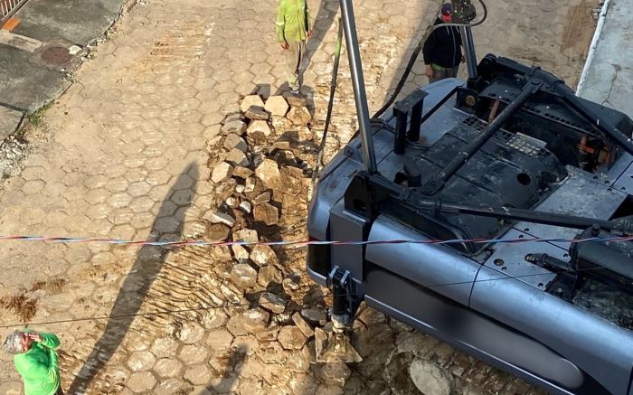 Empresa faz barulheira em obra de prédio e ainda detona calçamento