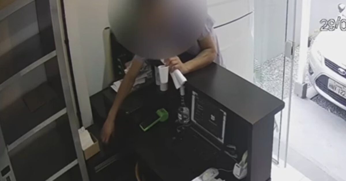 Homem furta celular após pedir emprego em hamburgueria de Brusque