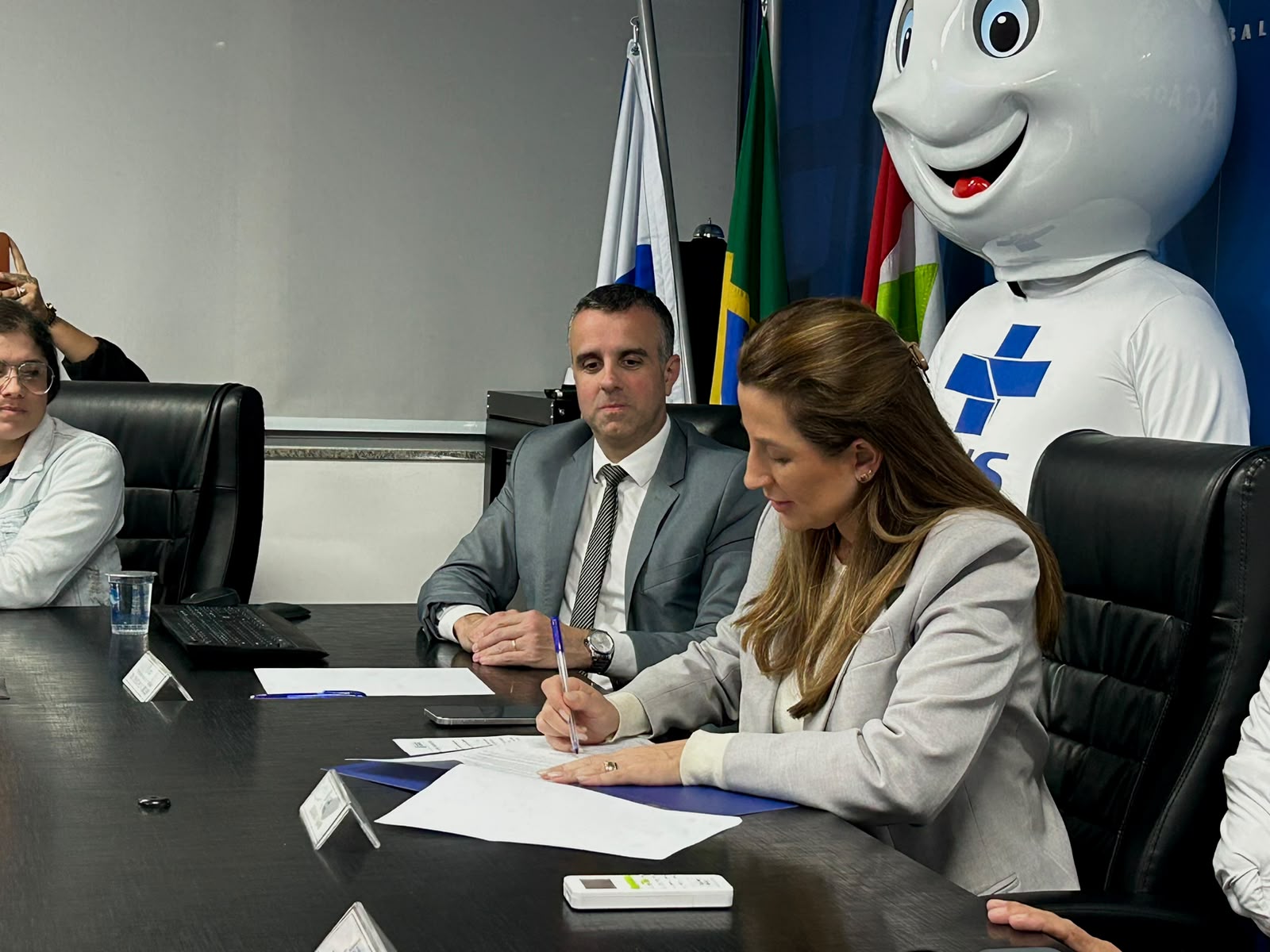 Ato simbólico com vacinadoras marca sanção da lei que institui gratificação para a categoria em BC