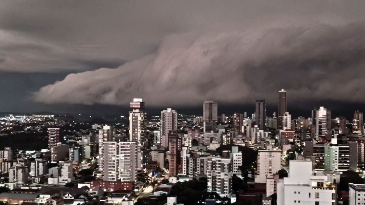 Primeiro ciclone de agosto traz frente fria com chuvas de até 150 mm; veja onde há risco de tempestades severas no Brasil