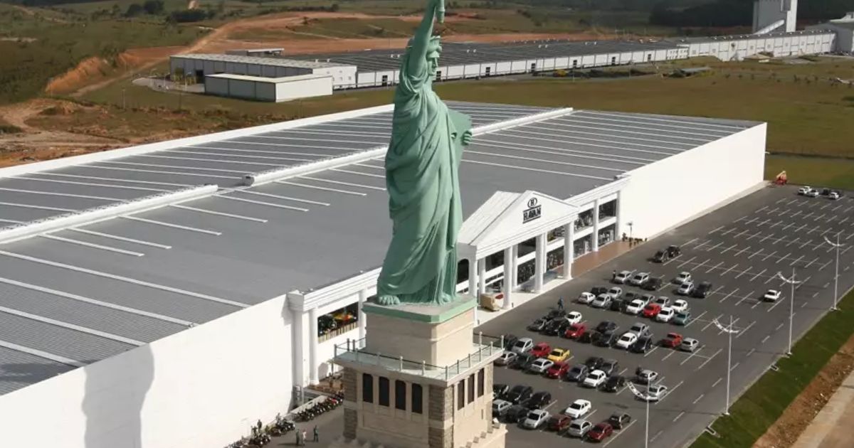 Menino de 7 anos deu a Luciano Hang a ideia de construir a Estátua da Liberdade, símbolo da Havan no Brasil