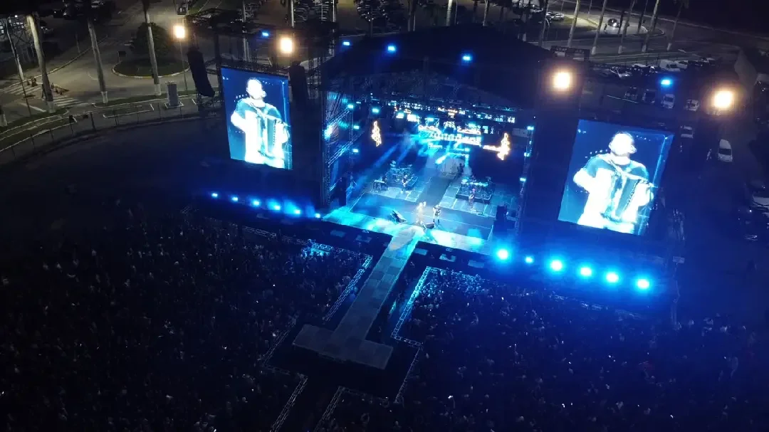 (VÍDEO) Michel Teló emociona Brusque com espetáculo na comemoração dos 166 anos do município