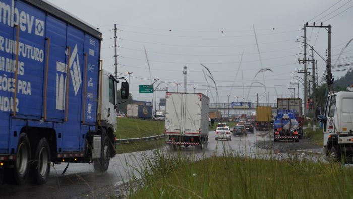 Congestionamento trava trecho da BR 101 sentido sul em Itajaí