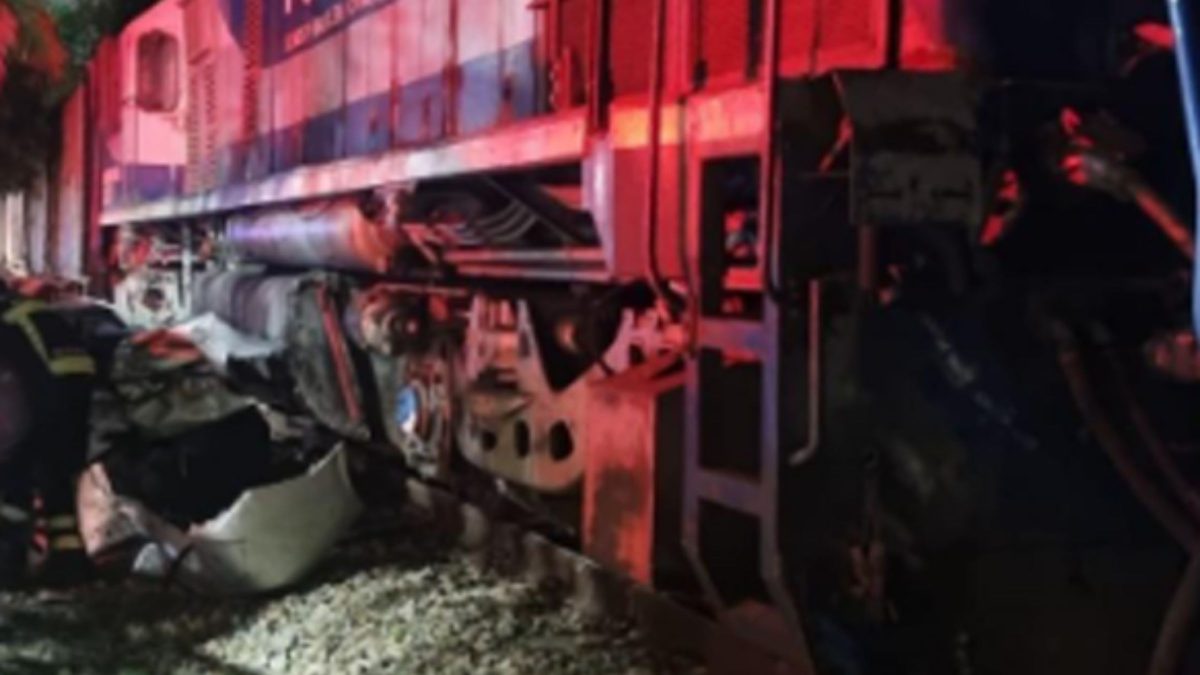 Carro atinge trem em cruzamento durante madrugada em SC